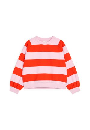Sweat-shirt enfant avec larges rayures horizontales rouges et roses, col rond et poignets élastiques aux manches longues.