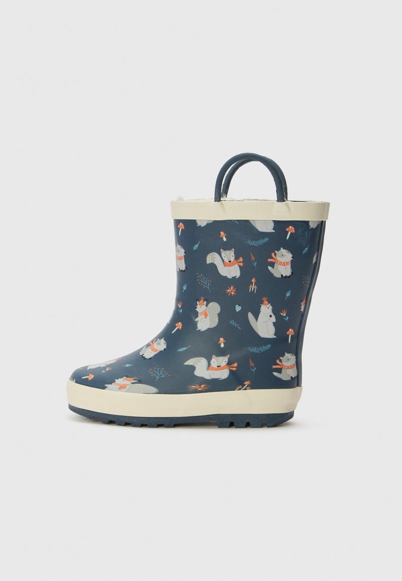 Botte de pluie en caoutchouc bleu marine pour enfants avec bordure crème et poignées, décorée d'écureuils portant des écharpes orange et de petits champignons.
