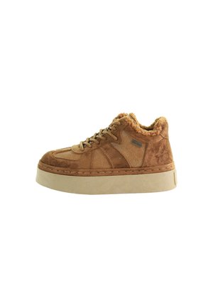 Brązowy zamszowy sneaker z grubą beżową podeszwą i futrzaną wyściółką, zapinany na sznurowadła, z teksturowanymi panelami po bokach.