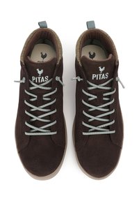 Zapatos altos de ante marrón con cordones grises, un interior color beige y un logo en la lengüeta. Presentan una puntera redondeada y una suela de goma.