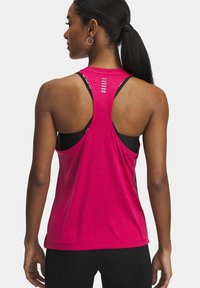 Fuchsia mouwloze sporttanktop met een racerback-ontwerp en subtiele reflecterende accenten, gemaakt van lichtgewicht, vochtafvoerende stof.