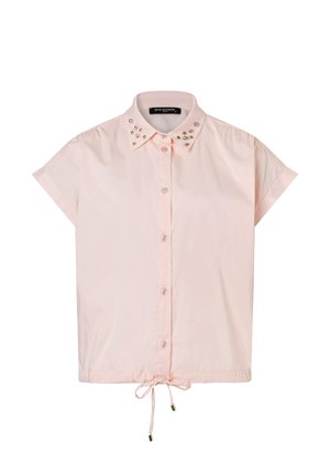 Lichtroze blouse met korte mouwen, knoopsluiting, trekkoordzoom en kraag versierd met kleine metalen studs.