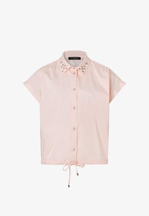 Lichtroze blouse met korte mouwen, knoopsluiting, trekkoordzoom en kraag versierd met kleine metalen studs.