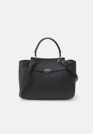 Sac à main en cuir noir texturé avec anse supérieure, bandoulière réglable et fermoir en métal avec logo de la marque sur le rabat avant.