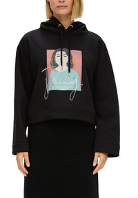 Zwarte cropped hoodie met een trekkoordkap, voorzien van een kleurrafische afbeelding van een vrouw en het woord "Dromen." Zachte stofkwaliteit.