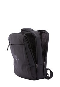 Zwarte rugzak met een zachte textuur, dubbele ritssluiting, gewatteerde schouderbanden en een logo aan de voorkant. Het interieur heeft een patroonvoering.