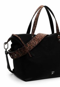 Borsa a tracolla nera in pelle con finitura testurizzata. Accentuata con una tracolla in stampa leopardata e hardware in argento. Presenta due manici superiori e una tracolla regolabile.