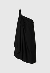 Vestido negro de un solo hombro hecho de una tela ligera, que presenta una tira retorcida y un diseño drapeado con un dobladillo asimétrico.