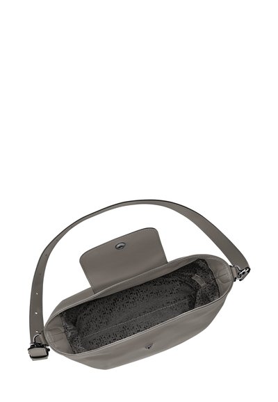 Taupe Leder Schultertasche mit verstellbarem Tragegurt und offenem Klappdeckel, der das Innenfutter aus dunkel gemustertem Stoff und den Metallverschluss zeigt.