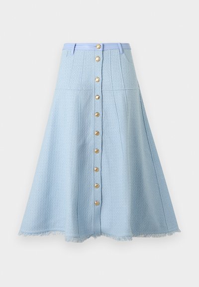 Φούστα γραμμής Α σε ανοιχτό γαλάζιο χρώμα με χρυσά κουμπιά στο κέντρο, ζώνη που ταιριάζει, υφασμάτινη υφή και λεπτομέρεια με ξέφτια στο τελείωμα.