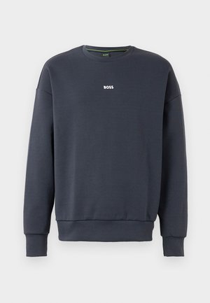 Marineblå sweatshirt lavet af blødt materiale, med rund halsudskæring, lange ærmer og et lille hvidt "BOSS" logo på brystet.
