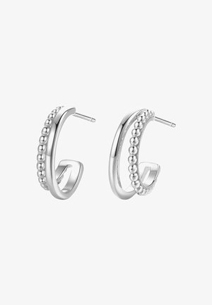 Boucles d'oreilles créoles en argent avec un design perlé le long de la courbe extérieure, dotées de tiges droites pour oreilles percées.