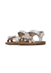 Sandalias de cuero blanco con acento floral en rosa y amarillo, diseño de punta abierta, correa ajustable y suela plana marrón.
