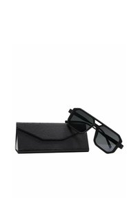 Occhiali da sole neri con montatura angolare e finitura opaca, dotati di lenti scure, accompagnati da un astuccio nero con texture abbinata.