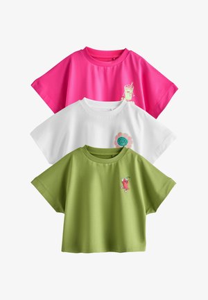 Tri kratka top majica u ružičastoj, bijeloj i zelenoj boji, svaka s malim šarenim crtanim motivom na gornjem lijevom dijelu prsnog koša.