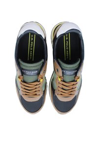 Sneakers U.S. Polo Assn. caratterizzati da un mix di materiali blu navy, verde, bianco e marrone. Combinazione di rete e pelle, con lacci evidenti e dettagli di branding.