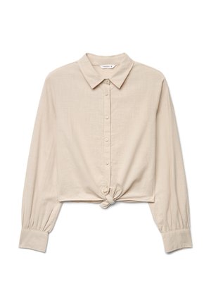 Camicia beige a maniche lunghe con bottoni, colletto appuntito e nodo frontale annodato all'orlo, con polsini larghi sulle maniche.