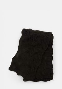 Sciarpa nera lavorata a maglia con un motivo a onde testurizzate, piegata su uno sfondo bianco.