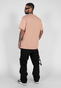 MJ Gonzales JUSTITIA  HEAVY  - Trükipildiga T-särk - amber