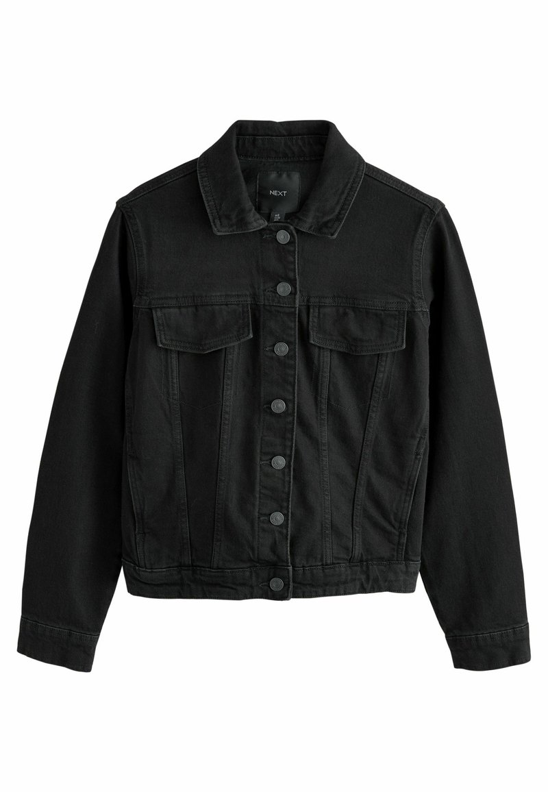 Zwarte denimjas met een kraag, knoopsluiting aan de voorkant, twee borstzakken en lange mouwen met manchetdetails.