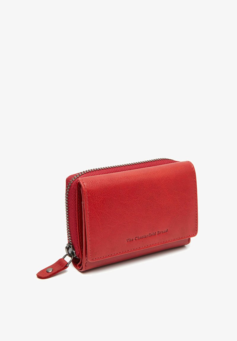 Portafoglio rosso in pelle con chiusura a zip, forma rettangolare, superficie testurizzata e nome del marchio impresso sul fronte.