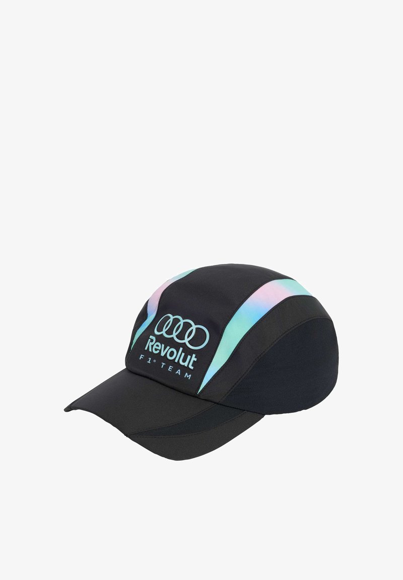 Casquette de course noire avec des rayures iridescentes et le logo "Audi Revolut F1 Team" sur le panneau avant.