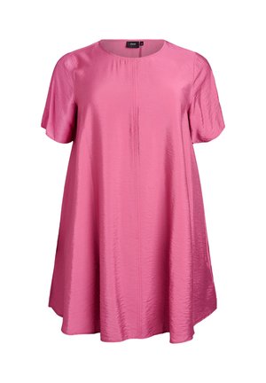 Robe rose à manches courtes avec un col rond, confectionnée dans un tissu lisse et légèrement froissé. Présente une silhouette évasée et ample.