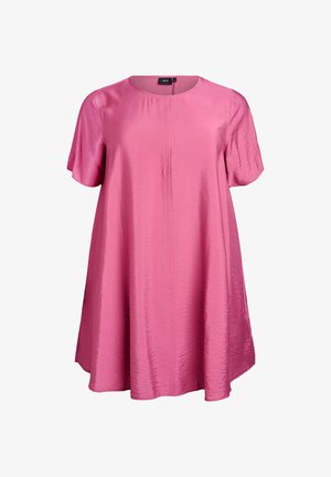 Roosa lühikeste varrukatega kleit ümmarguse kaelusega, mis on valmistatud sujuva, veidi kortsus kangast. Omab laia A-line siluetti.