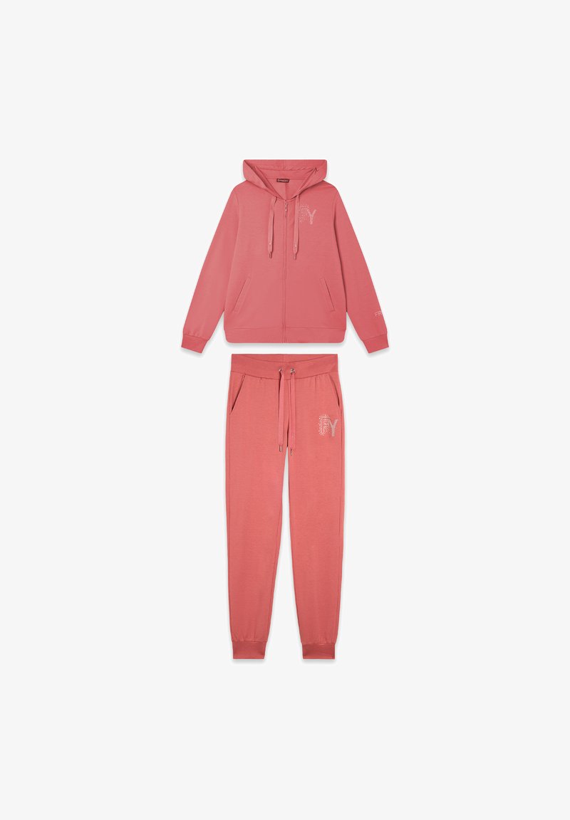 Sudadera rosa y joggers a juego hechos de tela suave. La sudadera con capucha cuenta con un cierre frontal, cordones y detalle de logo. Los pantalones tienen bolsillos y cintura ajustable.