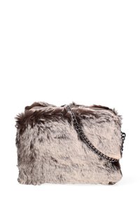 Borsa in pelliccia sintetica nelle tonalità di marrone chiaro e scuro, con forma rettangolare e tracolla in catena argentata. Texture morbida, senza motivi visibili.