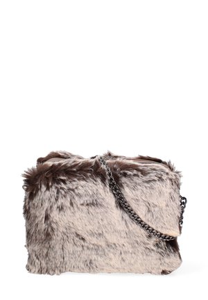 Sac à main en fausse fourrure dans des tons de brun clair et foncé, avec une forme rectangulaire et une anse en chaîne argentée. Texture douce, sans motifs visibles.