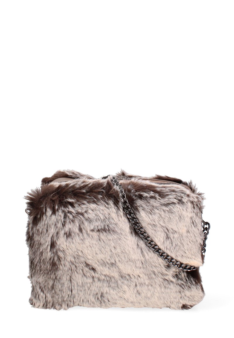 Borsa in pelliccia sintetica nelle tonalità di marrone chiaro e scuro, con forma rettangolare e tracolla in catena argentata. Texture morbida, senza motivi visibili.
