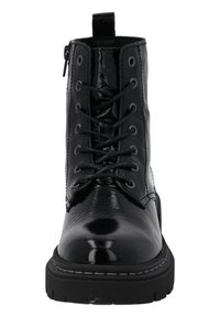 Stivali alla caviglia in pelle verniciata nera con design lacciato, zip laterale e suola in gomma robusta con battistrada e cuciture visibili.