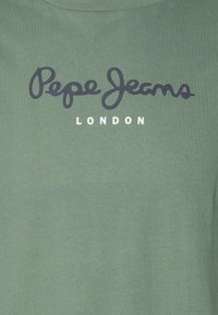 Zielony bawełniany t-shirt z granatowym, kursywnym logo "Pepe Jeans" nad słowem "LONDON" w kolorze białym, okrągły dekolt, gładka faktura.