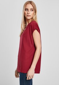Urban Classics EXTENDED SHOULDER TEE - T-shirts - Bordeaux