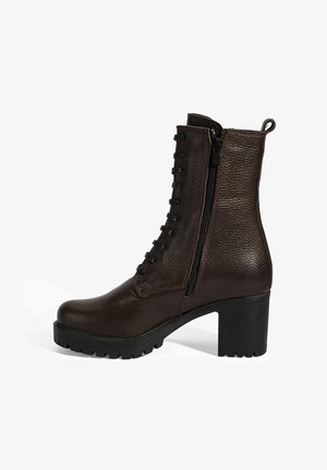 Braune Lederstiefeletten mit strukturiertem Finish, Schnür- und Reißverschluss, kräftiger Plattform und Blockabsatz. Gummilaufsohle mit rutschfesten Details.