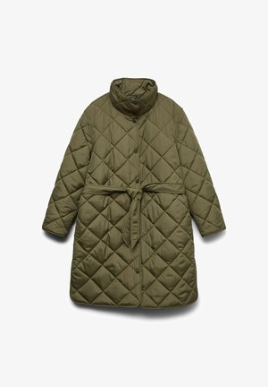 Manteau matelassé vert olive avec col montant, fermeture à boutons, manches longues et ceinture nouée à la taille, présenté sur un fond blanc.