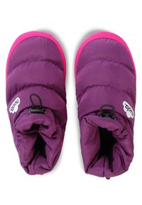 Botines acolchados morados con acentos rosas, que presentan un cierre en la parte superior ajustado y una etiqueta con el logo. Exterior liso, interior suave y forma redondeada.