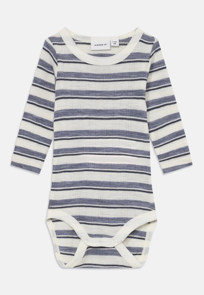 Bodysuit de bebé de manga longa em branco com riscas azul marinho, textura canelada e decote redondo. Apresenta fechos de pressão na parte inferior.