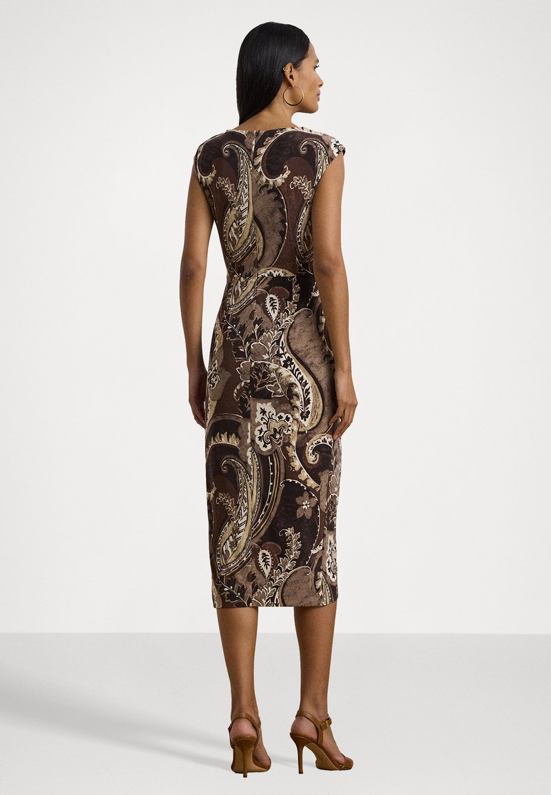 Brązowa sukienka w wzór paisley z dopasowanym krojem, krótkimi rękawami i długością do kolan. Gładka tekstura z złotymi akcentami i wzorami kwiatowymi.