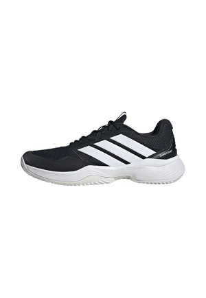 Scarpa da tennis Adidas Gamecourt bianca e nera con tomaia in mesh, suola bianca e tre strisce bianche sul lato.
