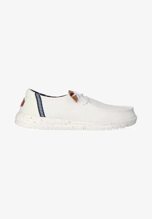 Canvas-Schuhe in Off-White mit strukturierten Oberflächen und einer gesprenkelten Gummisohle. Verfügt über braune Lederakzente und marineblaue gestreifte Details.
