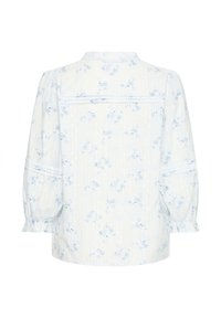 Blouse blanche à manches longues avec imprimé floral bleu clair, poignets froncés et détails de plis nervurés sur le dos et le haut des manches.