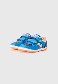 Zapatillas deportivas sintéticas azules con acentos naranjas, correas de velcro y suelas texturizadas. Presentan un logo en el lateral y un forro de color contrastante.
