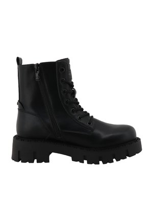 Bota de combate de cuero negro con suela gruesa y dentada, cordones delanteros, cremallera lateral y diseño hasta el tobillo.