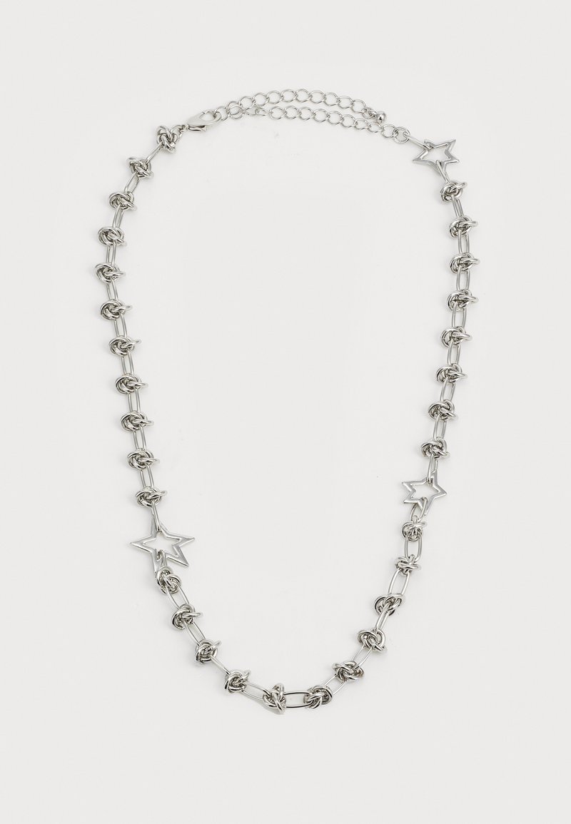 Zilverkleurige ketting met onderling verbonden ster- en knoopontwerpen, voorzien van een gestructureerde afwerking en een verstelbare ketting voor lengtevangang.