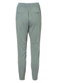 Gröna, elastiska midjebyxor med en slät textur, avslappnade ben och två bakfickor. Har en enkel, minimalistisk design.