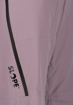 Vedenkestävä vaaleanlila takki, jossa on musta vetoketju ja brändinimi "SLOPE" painettuna paksulla mustalla kirjasimella sivulle. Sujuva tekstuuri.