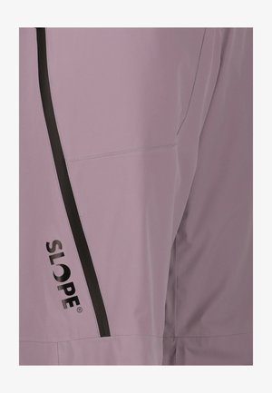 Veste imperméable légère de couleur lavande avec une fermeture éclair noire et le nom de la marque "SLOPE" imprimé en lettres noires en gras sur le côté. Texture lisse.