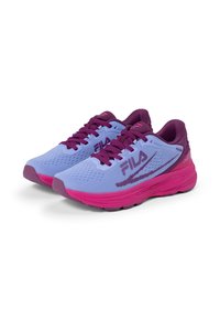 Zapatillas de correr moradas y azul claro con parte superior de malla, cordones planos y acentos rosas en la suela y la lengüeta. Logo de Fila exhibido de manera prominente.